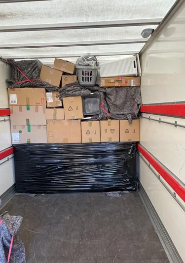 Cartons dans une camionnette de déménagement