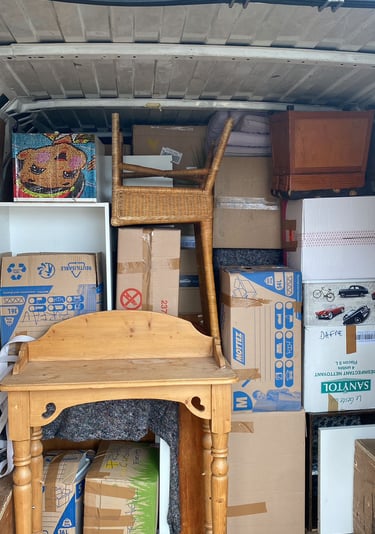 Meubles emballés dans une camionnette