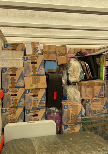 Meubles fixés dans une camionnette