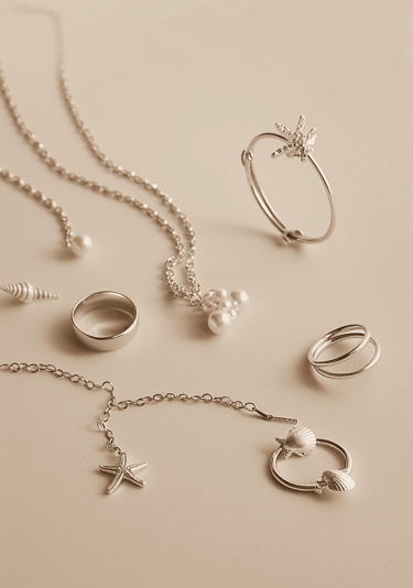 Colección vertical de joyería de acero inoxidable plateada con dijes de estrella de mar, conchas y p