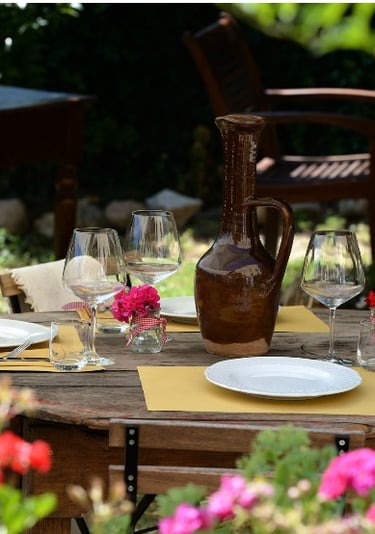 Il Giardino Vino e cucina - a table with a vase and wine glasses