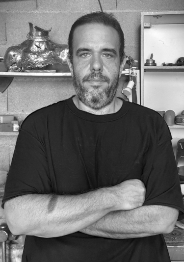 artiste sculpteur fondeur contemporain mikacreations dans son atelier