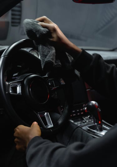 Homme nettoyant voiture volant chiffon