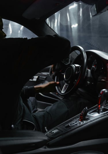 Homme nettoyant voiture tableau de bord