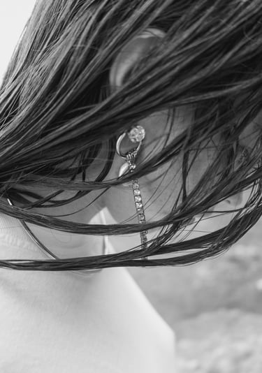 photo publicitaire d'une femme avec boucle d'oreille et colier 