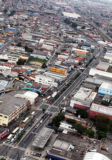 a imagem oferece uma vista aérea que destaca a malha urbana e a densidade do bairro Itaim Paulista.