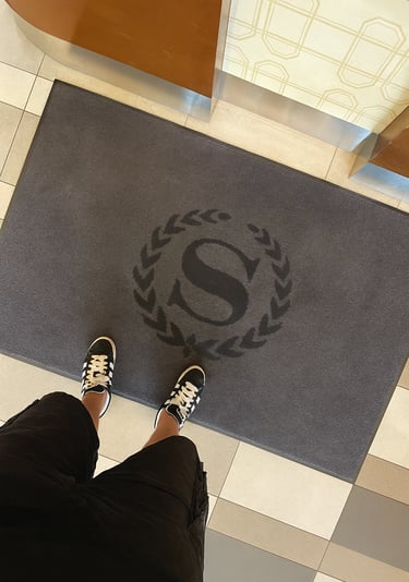 Felpudo Captor Jet con logo Sheraton para un hotel