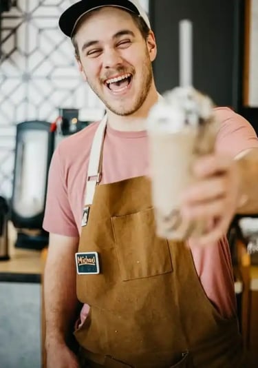cocinero preparando cafe gourmet