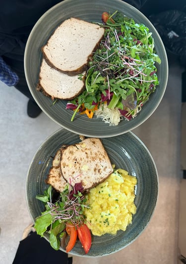 Fleischköse mit Salat