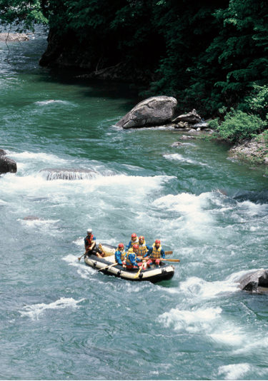 Panorama alam sepanjang Sungai Elo terlihat memukau saat aktivitas rafting berlangsung.