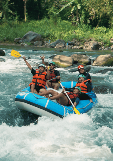 Rombongan rafting melambaikan tangan ke kamera di tengah perjalanan Sungai Elo