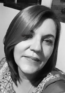 uma mulher com um celular na mão tirando uma selfie