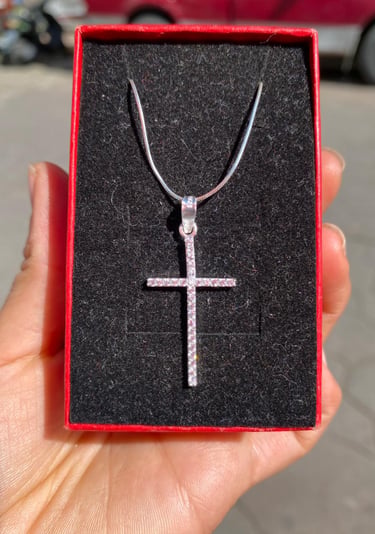 Cruz delgada con zirconia hecha de plata 925