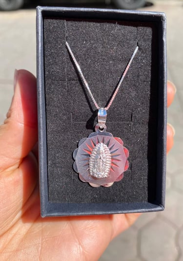Medalla de la virgen de Guadalupe hecha de plata 925