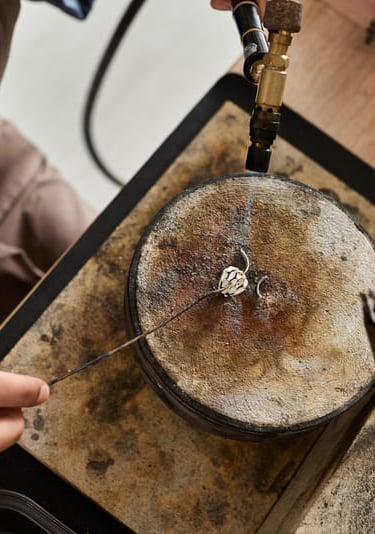 Artesano moldeando pieza autentica en taller profesional