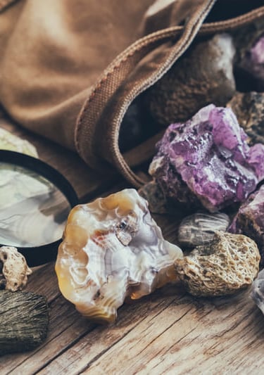 Piedras naturales de diferentes texturas y colores puestas sobre mesa de madera