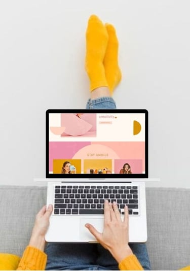 Persona que usa una computadora portátil para explorar el diseño creativo y colorido de un sitio web