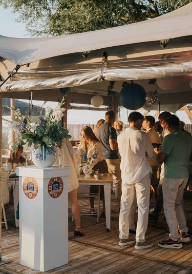 Aangeklede tent gevuld met schalen vol heerlijke hapjes en een verrukkelijk buffet.