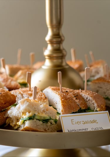 heerlijke broodjes lunch met 5 componenten en heerlijke garnering.