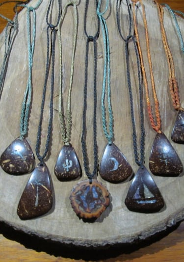 Collares artesanales con colgantes de cáscara de coco y piedras  reconstituidas y cordones tejidos