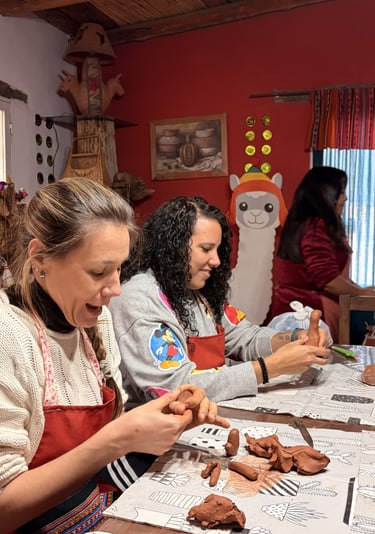 Clase de alfarería con técnicas ancestrales - Taller de Maby