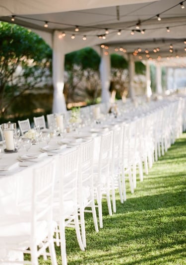 Sillas y mesas decoradas debajo de carpas el paso diamond events