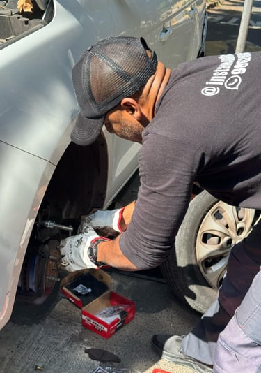 Equipo de instaneumáticos terminando la instalación de las pastillas de frenos