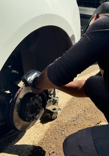 Equipo de instaneumáticos realizando cambio de pastillas de frenos