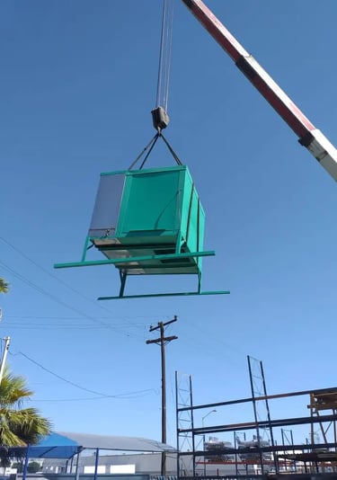 Enfriador evaporativo siendo transportado por grua