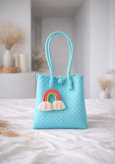 Tas anyaman plastik jali jali biru muda dengan gantungan pelangi handmade, tas ramah lingkungan
