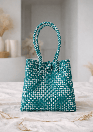 Tas anyaman plastik jali jali warna lurik hijau handmade dari plastik daur ulang, kuat dan elegan