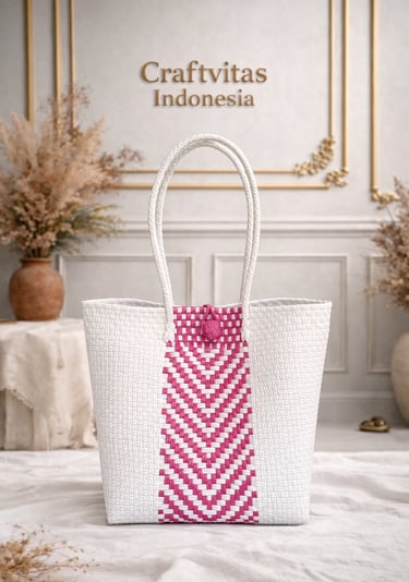 Tas anyaman plastik handmade warna putih dan pink motif chevron ramah lingkungan dari Craftvitas Indonesia