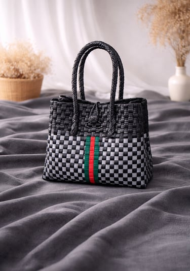 Tas anyaman plastik handmade hitam putih dengan aksen garis tengah, tas anyaman wanita elegan
