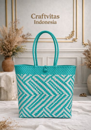 Tas anyaman plastik handmade warna tosca dan putih motif geometris modern dari Craftvitas Indonesia