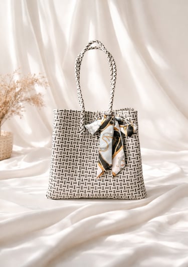 Tas anyaman plastik jali jali warna putih hitam handmade dengan aksen scarf, tas anyaman premium wanita