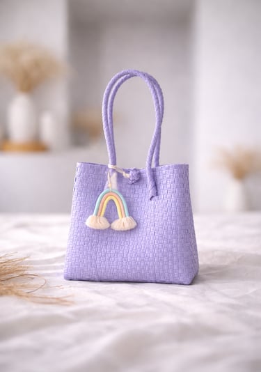 Tas anyaman plastik jali jali ungu muda dengan gantungan pelangi handmade, cocok untuk hadiah dan souvenir