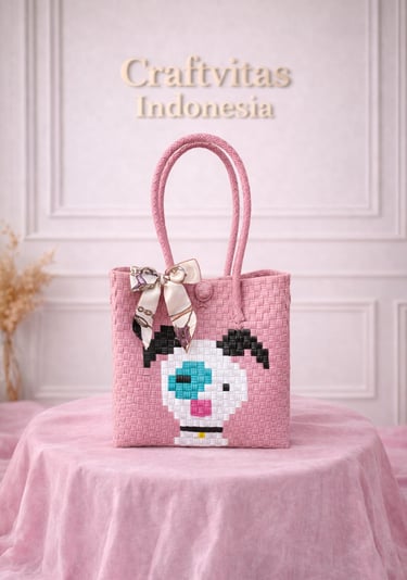 Tas anyaman karakter anjing warna pink handmade dari plastik daur ulang