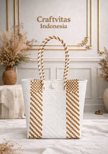 Tas anyaman plastik handmade warna putih dan emas dengan motif diagonal etnik dari Craftvitas Indonesia