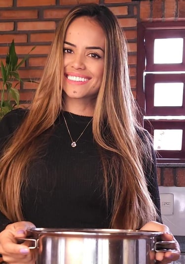 Rebeca Silva cozinhando receitas saudáveis com leveza e propósito