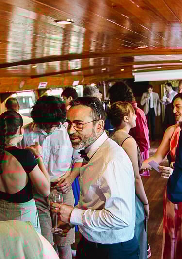 cocktail de célébration d'un mariage dans un bateau à bordeaux