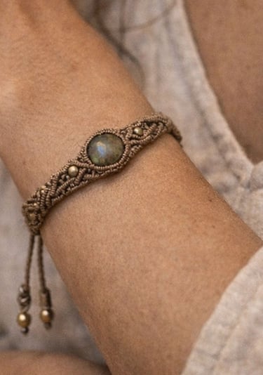 Pulsera de macramé boho hecha a mano con una piedra labradorita redonda y cuentas de latón.