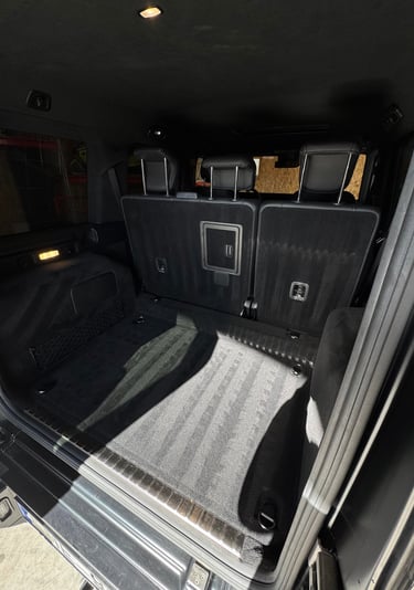 Mercedes G klasės bagažo skyrius po giluminio salono valymo – švarus, kruopščiai išvalytas vidus.