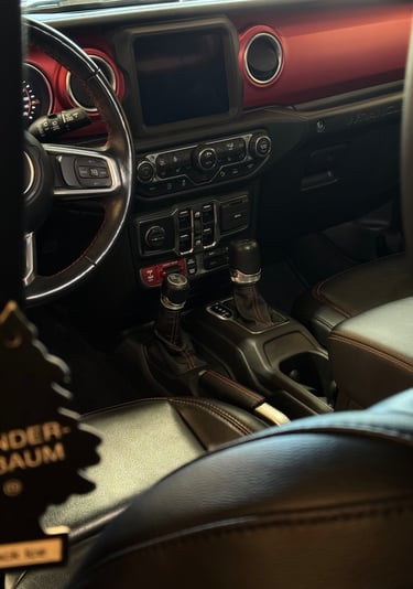 Raudonas automobilio interjeras su odinėmis sėdynėmis po salono valymo, švarus ir tvarkingas salonas