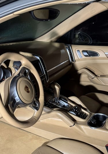 automobilio prietaisų skydelis su vairu ir švariu automobilio salonu
