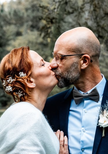 Un couple de mariés s'embrassant