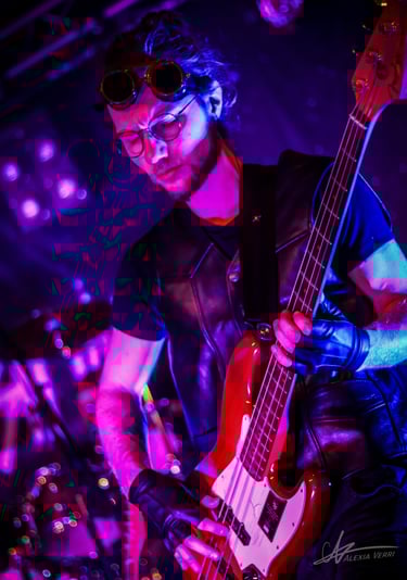 bassiste Thomas Rateau jouant de la basse sur la scène du faster than light festival à Douai en 2023