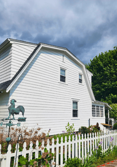Residential home with restored white exterior paint by Mont Sião Painting in Hartford, CT. Full tran