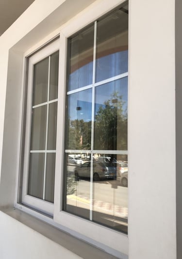 fenêtre PVC, châssis blanc, croisillons, menuiserie extérieure, façade moderne