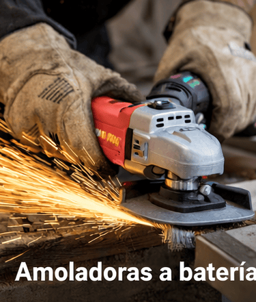 Trabajador con guantes usando una amoladora a batería para cortar metal con chispas brillantes.