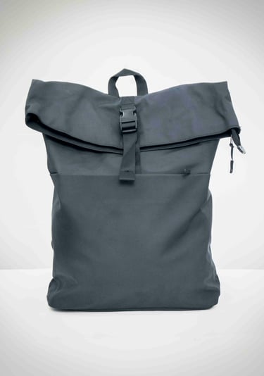 Plano principal de la mochila de viaje impermeable con enfoque frontal